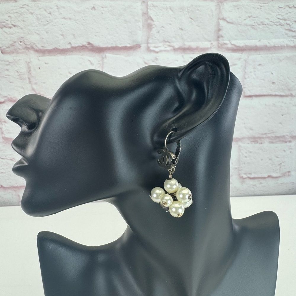 Chanel 04 A Vintage Elegant Pearl Cluster Earrings - Picture 7 of 12